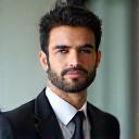 صورة لمهني وافد يستخدم جواله